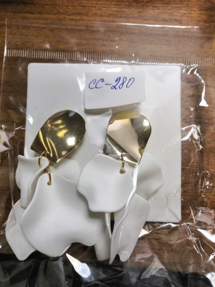 Серьги СС-280 L7x4см белый Серьги СС-280 L7x4см белый