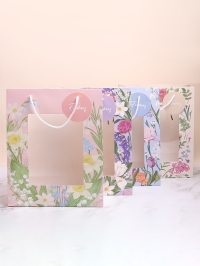 Сумочка подарочная 26х32x12см с окном, цветы