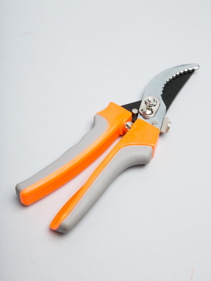 Секатор с оранжевыми ручками Секатор с оранжевыми ручками