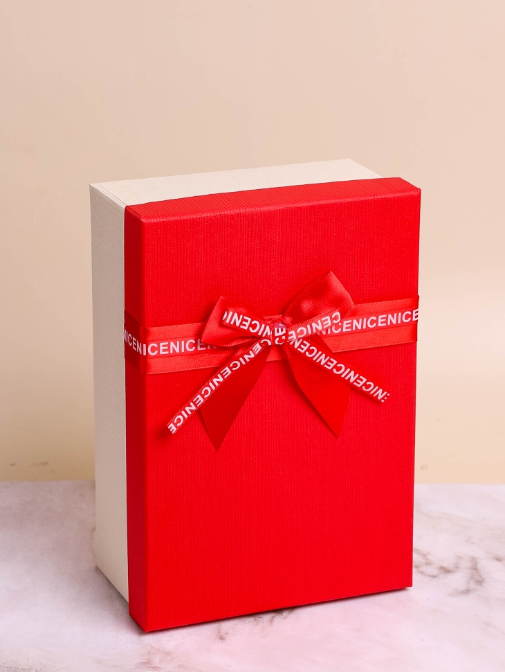 Коробка прямоугольник 21х14х8см крышка красная/белый,бант красный Коробка прямоугольник 21х14х8см крышка красная/белый,бант красный