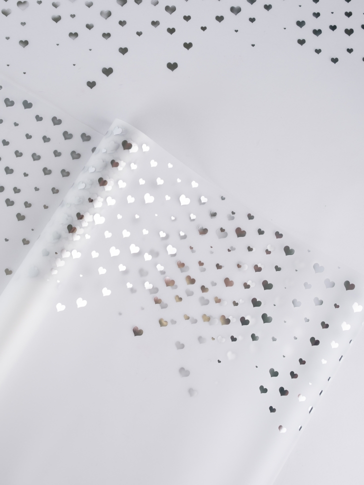 Пленка цветная 50 мкм 58см х 10м сердечки серебро