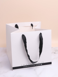 Сумочка подарочная 24х26х26см белый