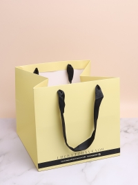 Сумочка подарочная 24х26х26см желтый светлый