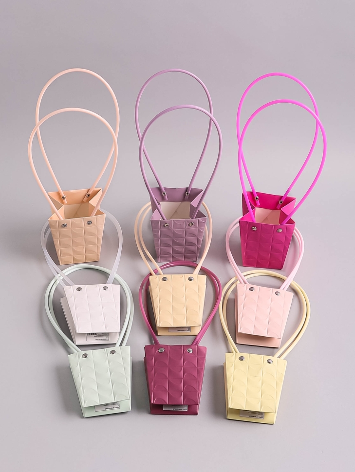 Сумочка пластик для цветов 10х8х10,5см 3D микс М16