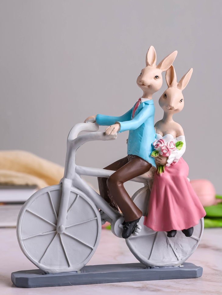 Фигурка Зайцы на велосипеде 16,5х6,5х19см SE076 Фигурка Зайцы на велосипеде 16,5х6,5х19см SE076