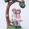 Фигурка Пара под деревом 13х7х21см K294 мальчик в серых штанах Фигурка Пара под деревом 13х7х21см K294 мальчик в серых штанах