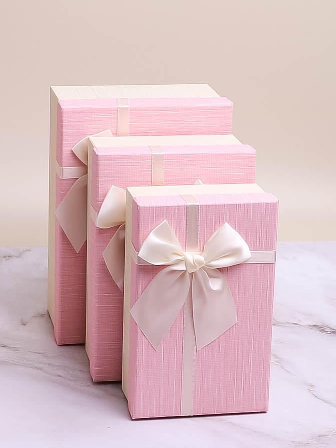 Коробка прямоугольник набор из 3шт 23х16х9,8см крышка розовая, бант белый Коробка прямоугольник набор из 3шт 23х16х9,8см крышка розовая, бант белый