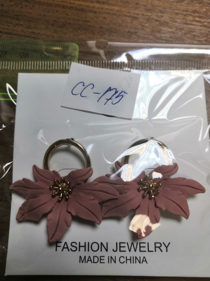 Серьги СС-175 3,5*4см цветы на кольце розовый пыльный Серьги СС-175 3,5*4см цветы на кольце розовый пыльный