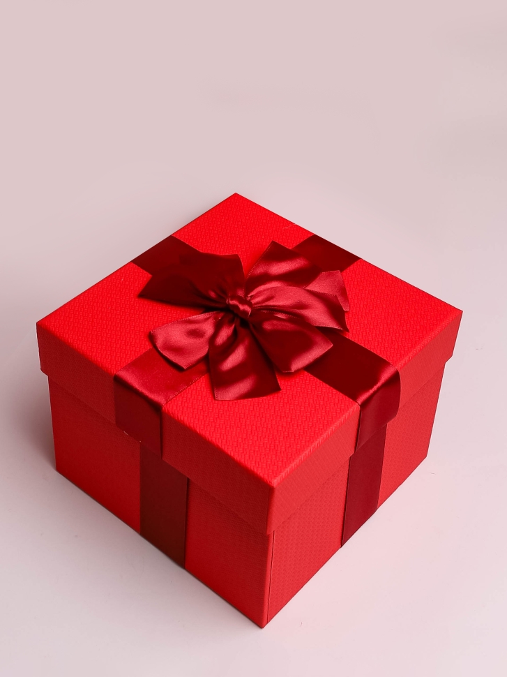 Коробка квадрат 21х21х16см однотонный с бантом красный