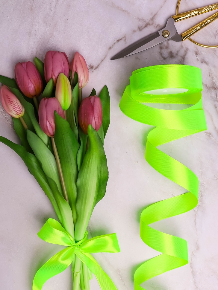 Лента атласная 24мм х 25ярд салатовый светлый Лента атласная 24мм х 25ярд салатовый светлый