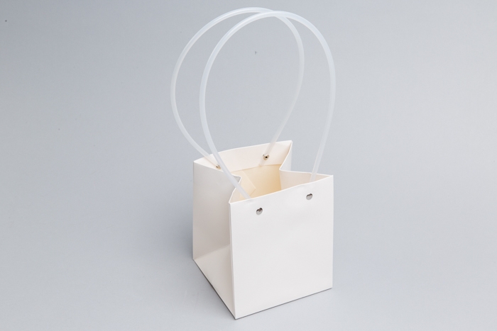 Сумочка пластик для цветов 13х15х12,5см белый