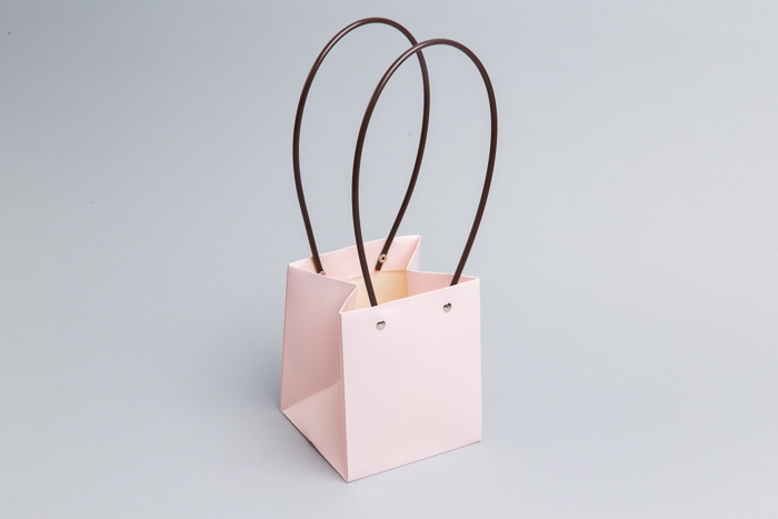 Сумочка пластик для цветов 13х15х12,5см бежевый