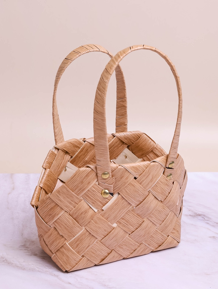 Корзина плетеная (ель) 16х 8х10/26см миндальный Корзина плетеная (ель) 16х 8х10/26см миндальный