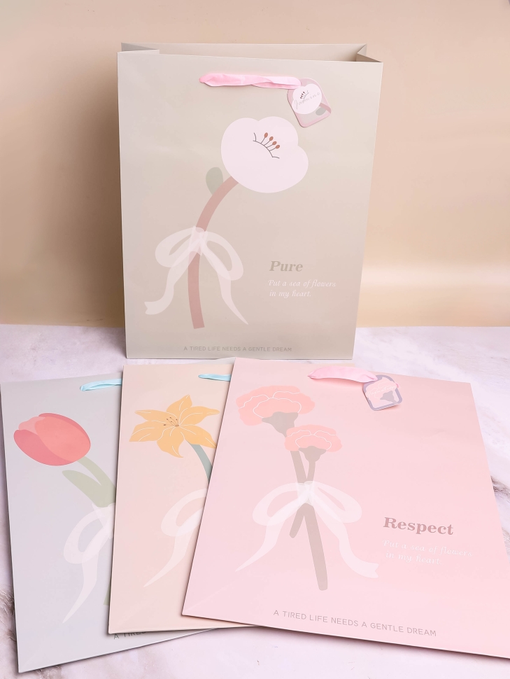 Сумочка подарочная 32х42x11,5см цветы микс Сумочка подарочная 32х42x11,5см цветы микс