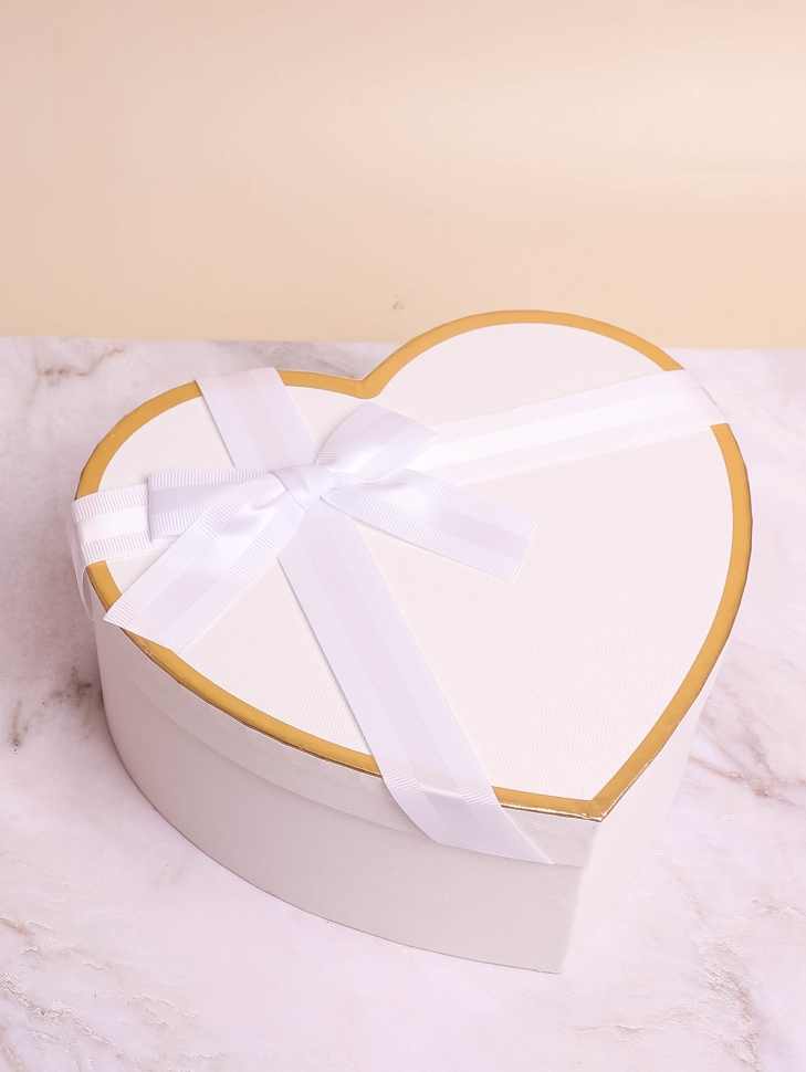 Коробка Сердце 16х14х6см золотая кайма с бантом белый Коробка Сердце 16х14х6см золотая кайма с бантом белый