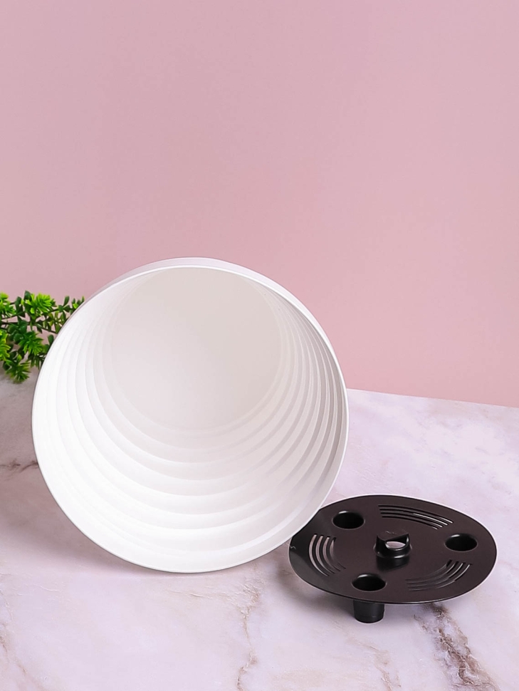 Кашпо из пластика "Бархан" 1,4л. h14.3см,d14,5 белый Кашпо из пластика "Бархан" 1,4л. h14.3см,d14,5 белый