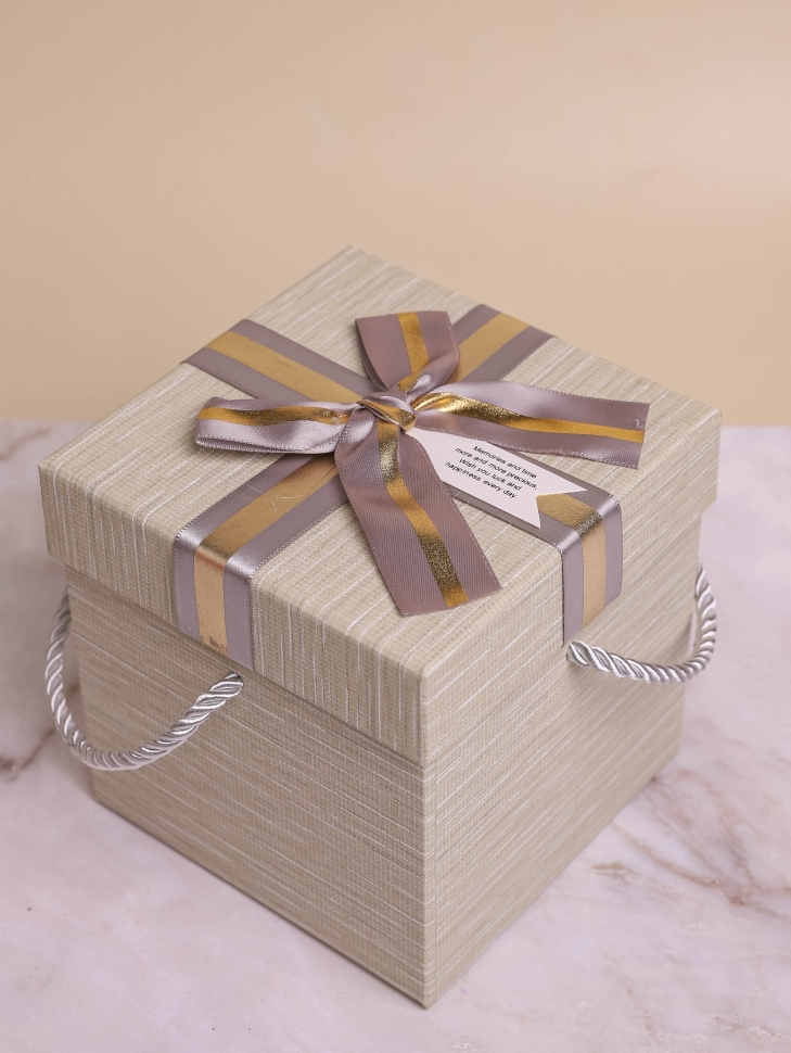 Коробка квадрат 13х13х13см Золотая полоса бежевый Коробка квадрат 13х13х13см Золотая полоса бежевый