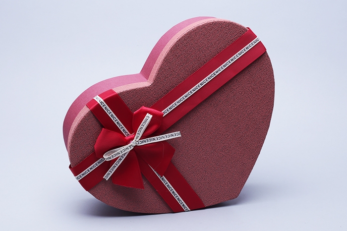 Коробка Сердце 40,5х33х12см с бантом красный Коробка Сердце 40,5х33х12см с бантом красный