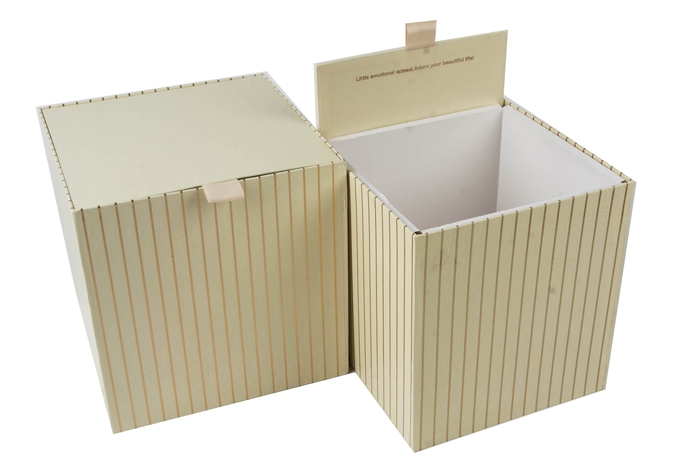 Коробка куб набор из 2шт 21x21x21см в полоску с выдвижной крышкой  кремовая