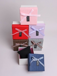 Коробка квадрат  9х9х5см Пожелание на черном стикере микс