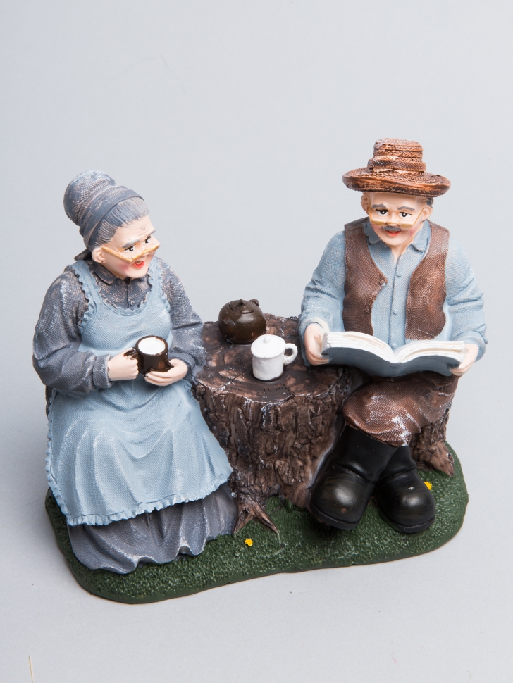 Фигурка Пожилая пара 14,5х8х13см голубой Фигурка Пожилая пара 14,5х8х13см голубой