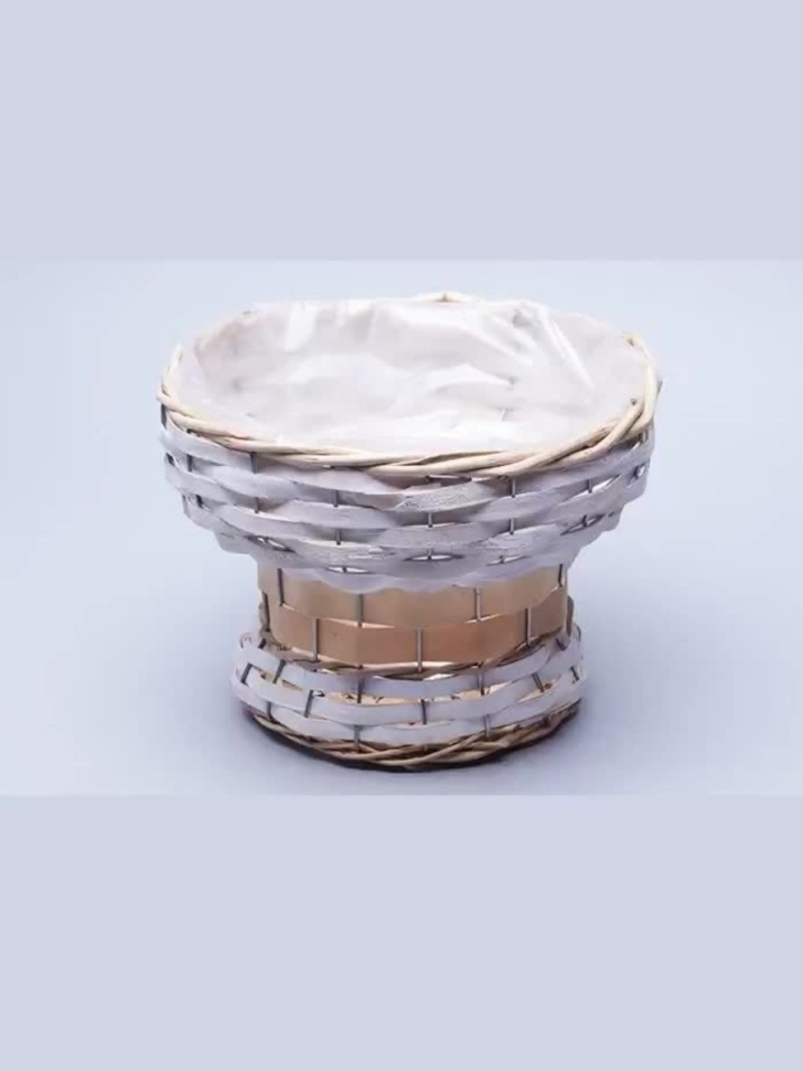 Кашпо плетеное декоративное на ножке 17.5x14x11/7см Кашпо плетеное декоративное на ножке 17.5x14x11/7см