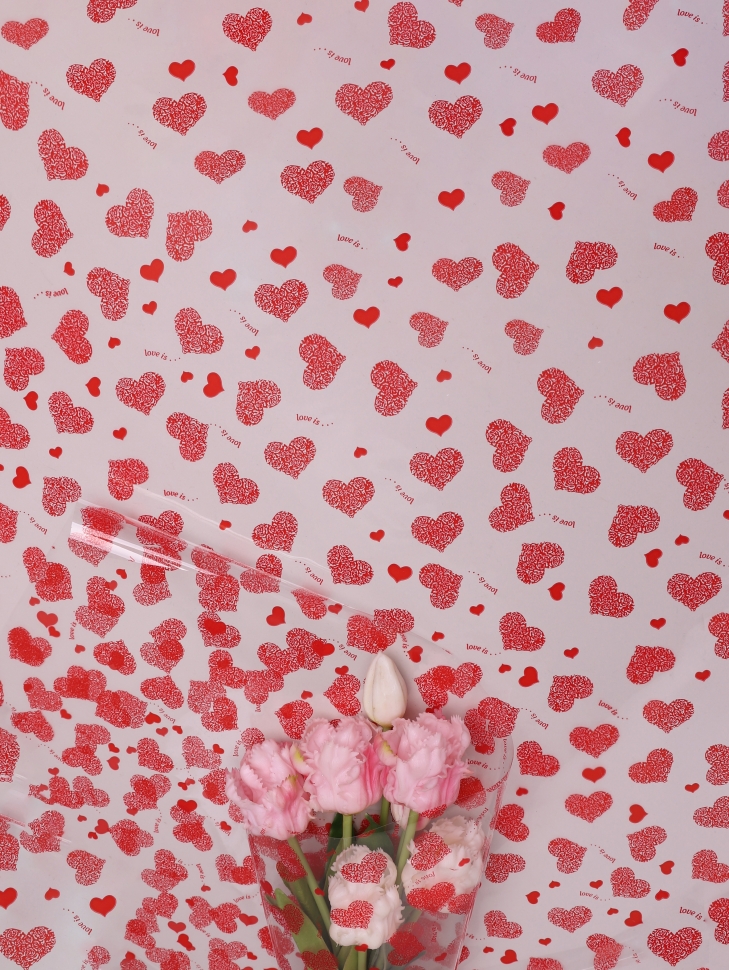 Пленка цветная Сердца Love is 70см  красный